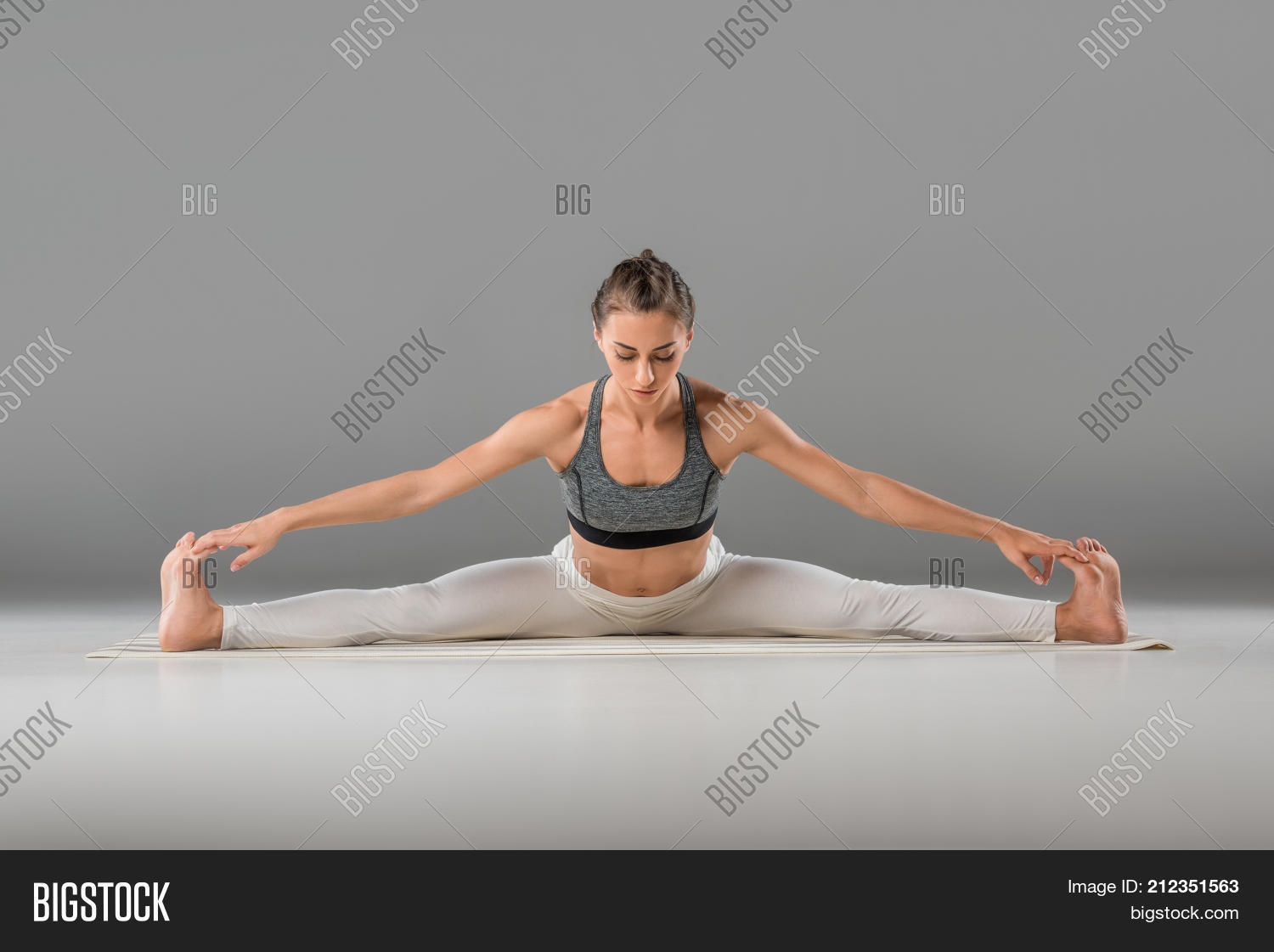 Широко расставленные ножки. Пилатес девушки ножки. Широко расставленные ножки. Упавишта конасана. Приседания плие.