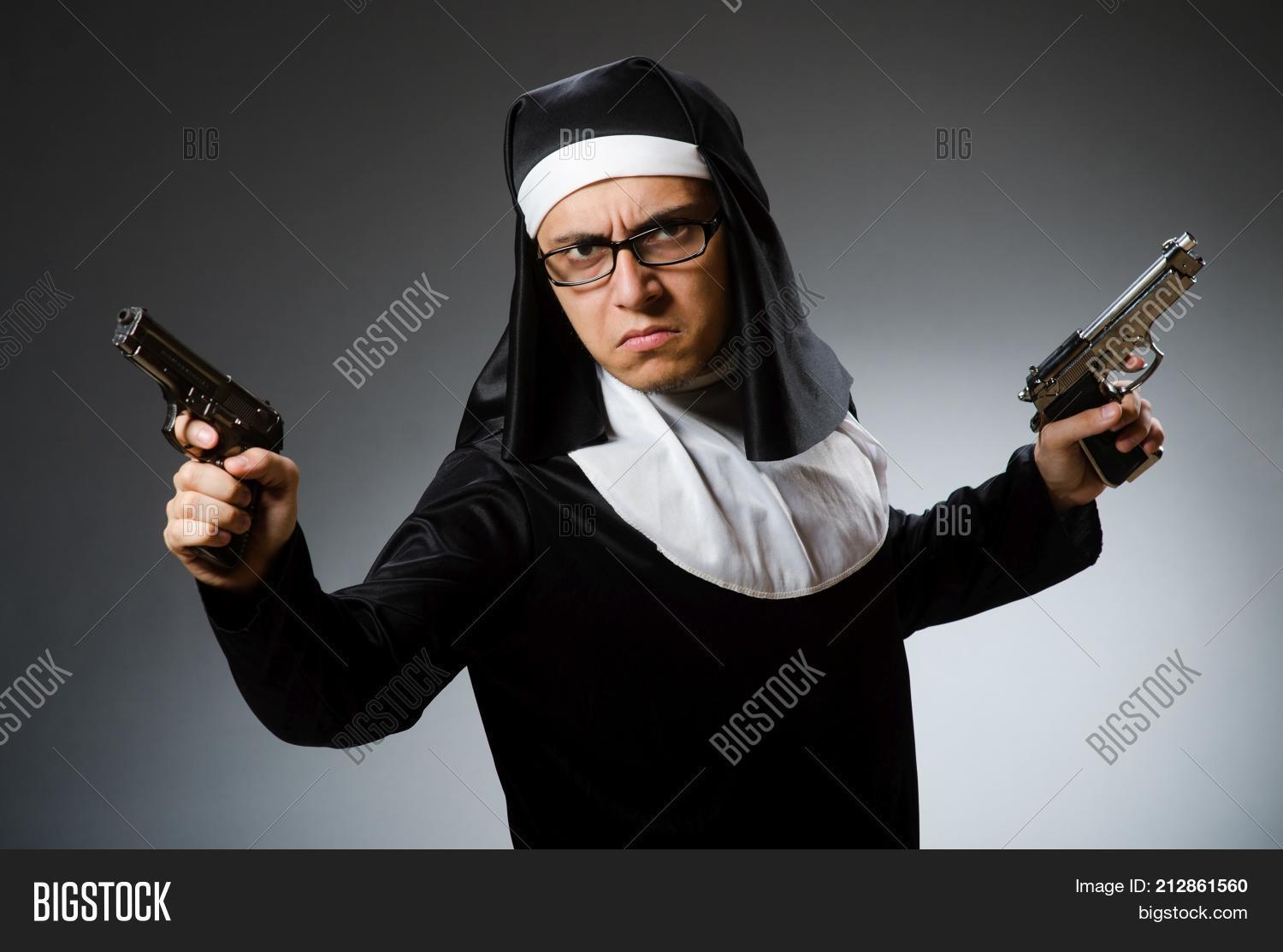 монашка сток. диана кравченко монашка. монашки с ружьями. монашка с пистолетом. анджелина джоли монахиня.