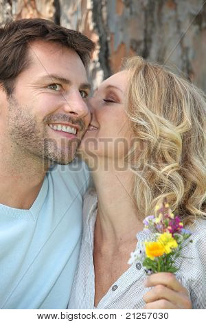 Kır çiçekleri ile Romantik Çift