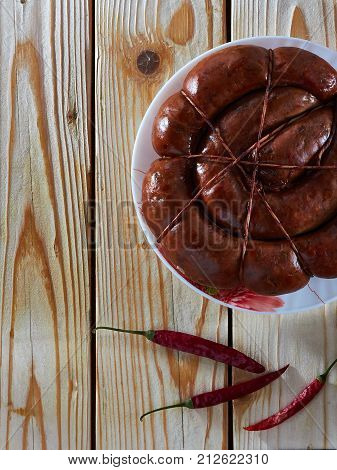 Kitchen table on the table: smoked sausage tomato and hot pepper to strengthen the apetite.