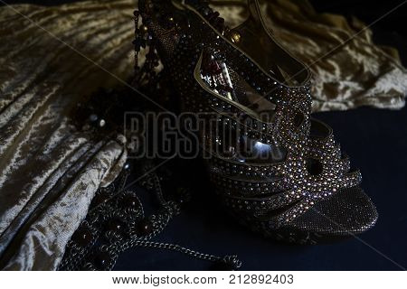 women's Golden slipper with Golden ornaments to create a glamorous image