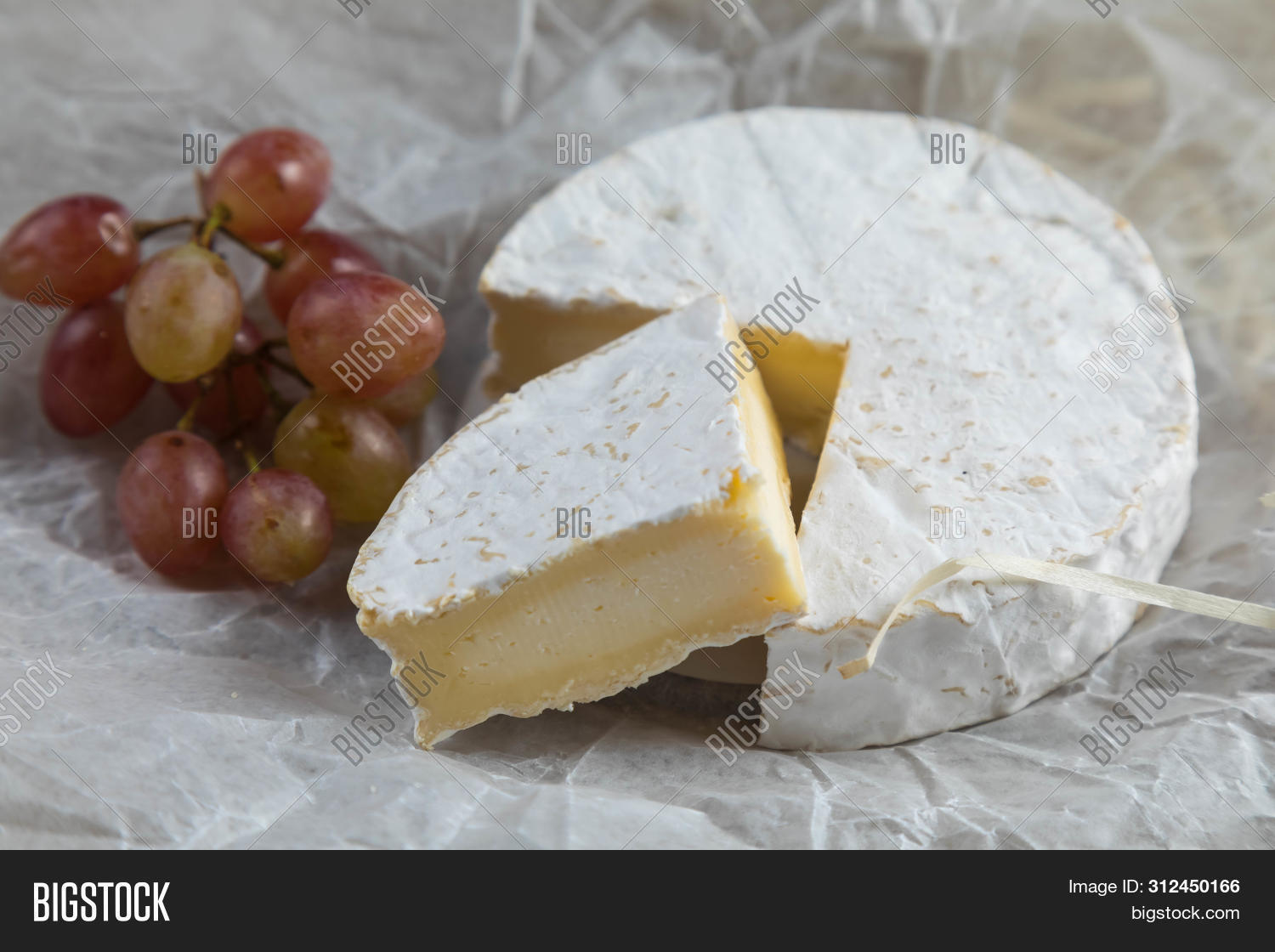 Сыр козий полутвердый. Потный сыр. Сыр. Красивый сыр. Сырная долина маасдам.