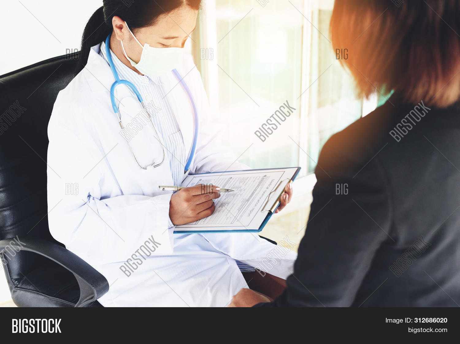 портрет идеальной медсестры. женщина врач за столом. врач читает книгу. девушка врач. девушка врач.