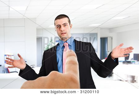 Šéf ukázal prstem na zaměstnance