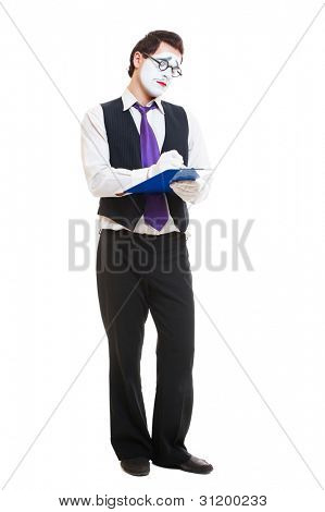 tiro de estúdio do empresário de mime escrever algo. isolado no fundo branco
