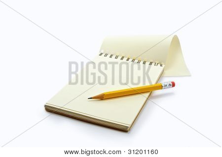 메모장 및 흰색 배경에 연필