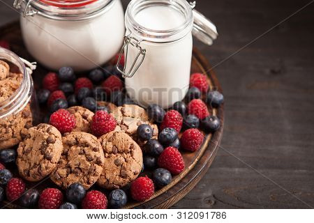 Great Idea For Dessert Made Out Of Oatmel Biscuits With Fresh Bluebarries And Raspberries