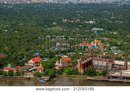 Bangkok,thailand - Jul 05, 2019 : The View Of The Chao Phraya River That Sees The Green Area Next To