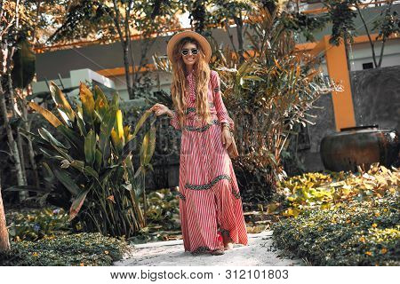 Cherrful Young Fashionable Woman In Hat Having Fun Outdoors At Sunset
