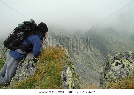 สาวบนยอดภูเขา ดูจากยอด Negoiu สูง ภูเขา Fagaras โรมาเนีย