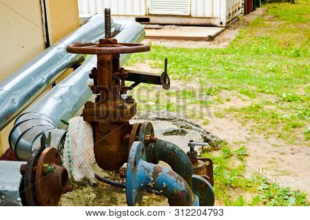 Iron Old Rusty Corrosion-proof Industrial Metal Pipes With Flanges Valves Transitions And Branches F