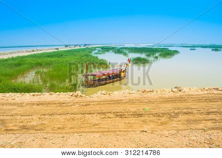 Rahim Yar Khan,punjab,pakistan-june 23,2019:a Long Boat In River Indus Pakistan,a Boat Between Water
