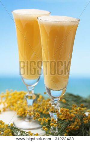 สองแก้วค็อกเทลกับพวงดอกไม้มิโมซ่า