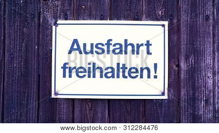 Keep Entry Clear In German Language Ausfahrt Freihalten