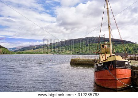 Inveraray, Uk - May 06, 2019: Boat Berthed At The Harbour Of Loch Fyne In The Town Of Inveraray, Sco