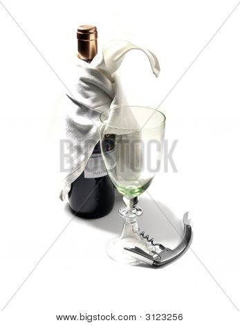 Láhev červeného vína a skla