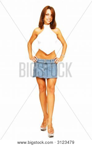 Stående kvinde i korte Jeans nederdel.