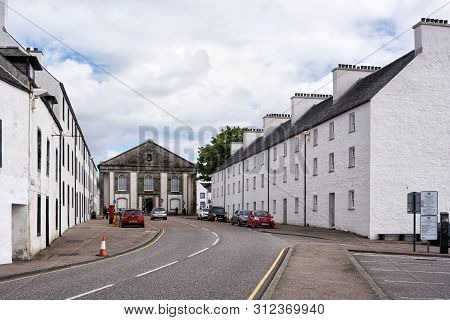 Inveraray, Scotland, Uk - May 06, 2019: Main Street Of Inveraray, A Town On Loch Fyne In Argyll And 