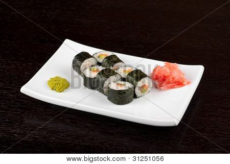 Hokkaido maki: suşi rool avokado, nori, somon