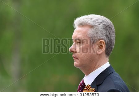 Moscou - 8 de maio: Prefeito de Moscou Sergei Sobyanin na cerimónia da grinalda colocação no túmulo do soldado desconhecido