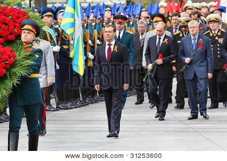 มอสโก - 8 พฤษภาคม: ประธาน D.Medvedev นายกรัฐมนตรี V.Putin ทหารผ่านศึกในพิธีวางพวงหรีด 