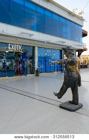 Sharm El Sheikh, Egypt - May 9, 2018: Sculptural Composition In Popular Shopping And Entertainment D