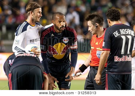 CARSON, CA. - 7. května: Los Angeles Galaxy M David Beckham #23 (L) & New York Red Bulls F Thierry Henry