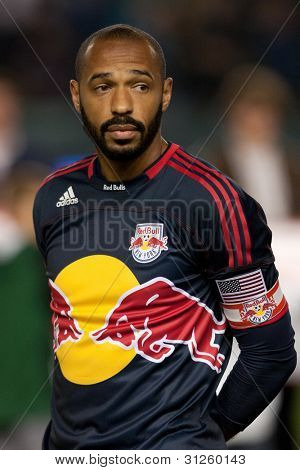 CARSON, CA. - 7. května: New York Red Bulls F Thierry Henry #14 před MLS zápas mezi New York