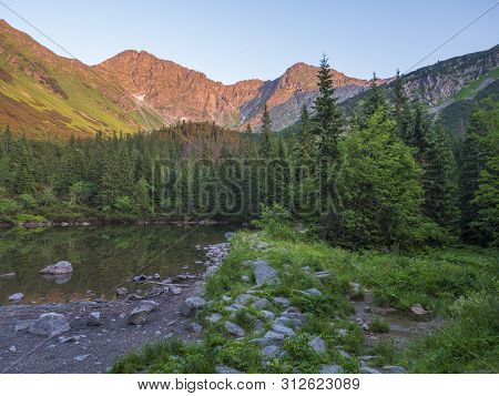 View On Tatliakovo Jezero Or Pleso, Mountain Lake In Western Tatras Mountains, Rohace Slovakia. Beau