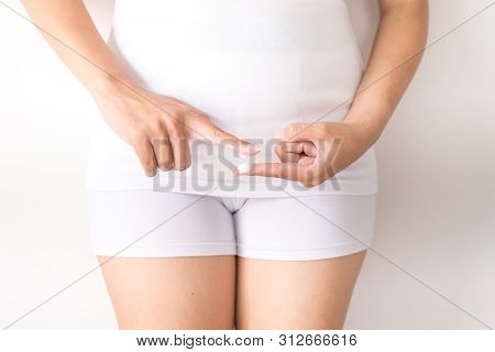 Woman With Leucorrhoea And Pain In Abdomen Or Discharge With Foul Smell,home Remedies For Leucorrhoe