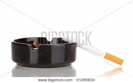 Pontas de cigarro no cinzeiro isolateed branco