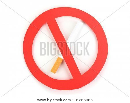Ponta de cigarro com isolateed de sinal de proibição em branco
