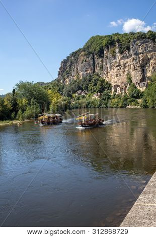 La Roque-gageac, Dordogne, France - September 7, 2018: Canoeing And Tourist Boat, In French Called G