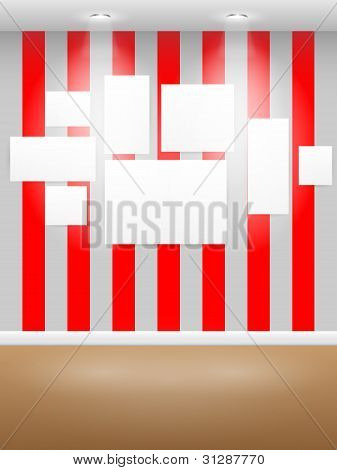 Galería Interior con marco vacío en la pared.