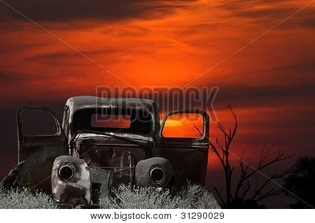 Montagem de um carro velho e pôr do sol