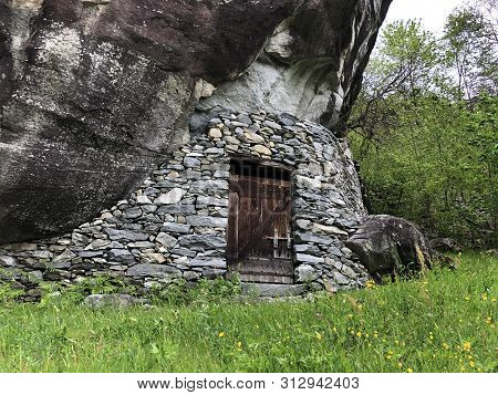 The Animal Barn (the Sott Piodau Site), Bignasco - Canton Of Ticino, Switzerland