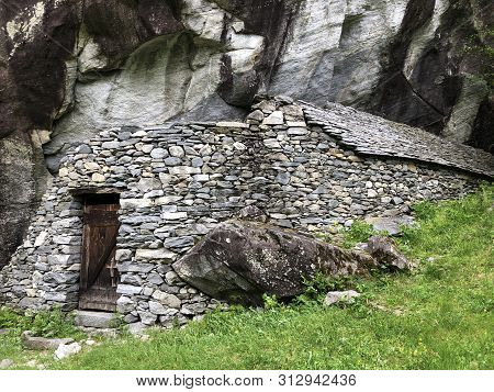 The Animal Barn (the Sott Piodau Site), Bignasco - Canton Of Ticino, Switzerland