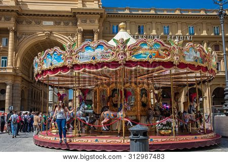 Florence, Italy - April, 2018: Tourists And Locals At The Republic Square Next To The Carrousel And