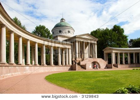 Colonnato e la cappella In estate a Mosca storia State Park - Museo Arhangelskoe Manor