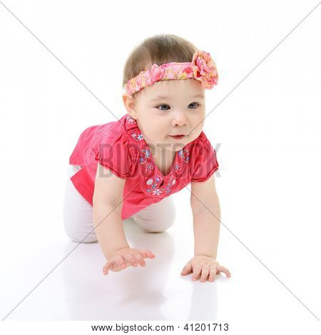 legth completo retrato de Linda feliz sonriente rastreros poco chica Infante, 10 meses, estudio sobre blanco