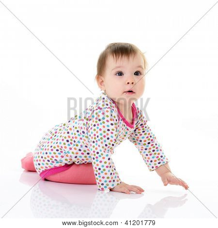 legth completo retrato de Linda feliz sonriente sentada niño niña, 10 meses, estudio sobre blanco