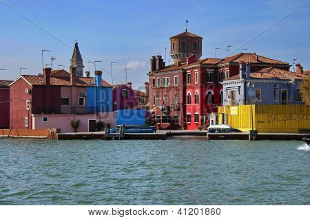 Burano pohled z jednoho člunu v laguně