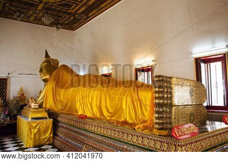 Buddha Reclining Attitude Statue Of Wat Paramaiyikawat Worawihan Temple On Koh Kret Island For Thai