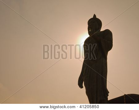 Silhueta curta imagem de Buda em postura de Vitarka Mudra