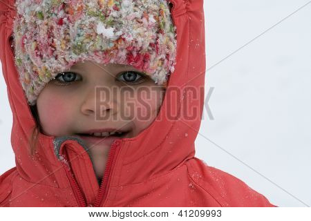 Lille pige i sne