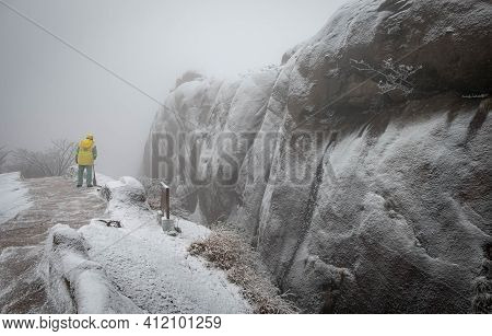 Huangshan, Anhui / China - Jan 19 2020: The Worker That Prepare For Cleaning Up Along The Walkway At
