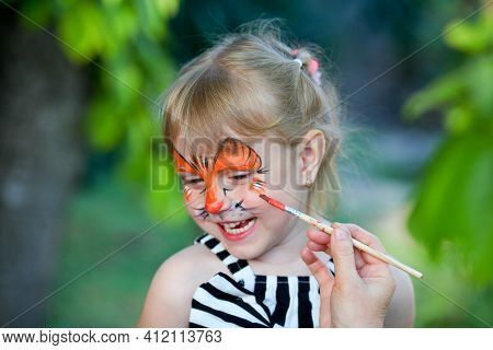 Pin-up Girl Painting Her Face. Face Painting.