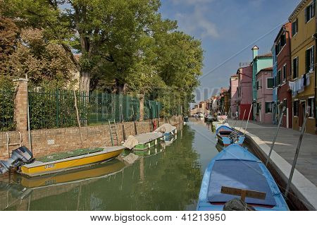 Barevný ostrov Burano, poblíž Benátky, Itálie