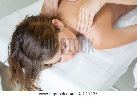 Genç kadın, bir spa merkezinde masaj sahip