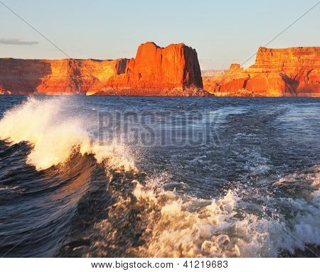 Resa resa med båt på Lake Powell.  Natursköna våg vid aktern på fartyget. Arizona, USA. Sunset